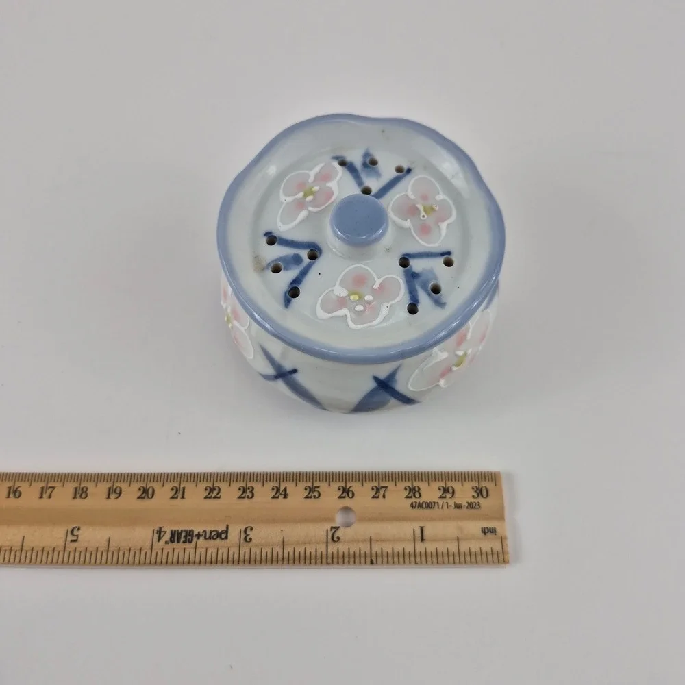 Vintage Blue White Floral Ceramic Potpourri Jar Scalloped Vented Lid 2.5 Inch